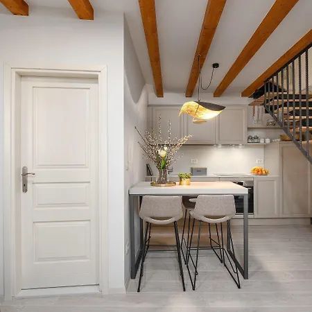 Apartment Exquisites Im Herzen Von Mit Meerblick, Nur 150 Meter Zum Porec